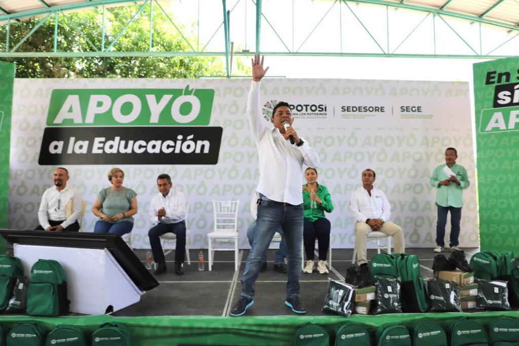 RICARDO GALLARDO LLEVA A LA HUASTECA MÁS APOYOS ESCOLARES