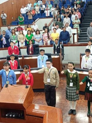 PARTICIPAN ESTUDIANTES DEL SEER EN PARLAMENTO INFANTIL