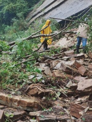 GOBIERNO ESTATAL RETIRA DERRUMBES POR LLUVIAS EN CARRETERAS