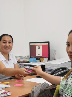 LLEVA GOBIERNO DEL ESTADO MÁS APOYO CON TARJETAS ROSAS A MUJERES POTOSINAS