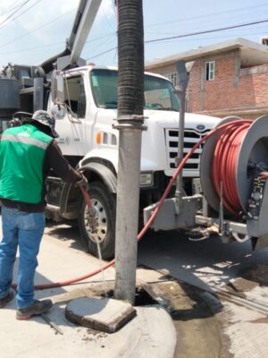 ESTADO REALIZA LABORES DE LIMPIEZA EN REDES DE DRENAJE SANITARIO EN LA ZONA METROPOLITANA